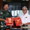 Panglima TNI bersama ketua SKK Migas berfoto bersama usai penandatanganan MoU.